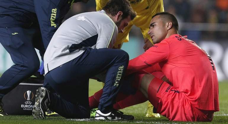 Asenjo-lesion-2017-villarreal-efe.jpg