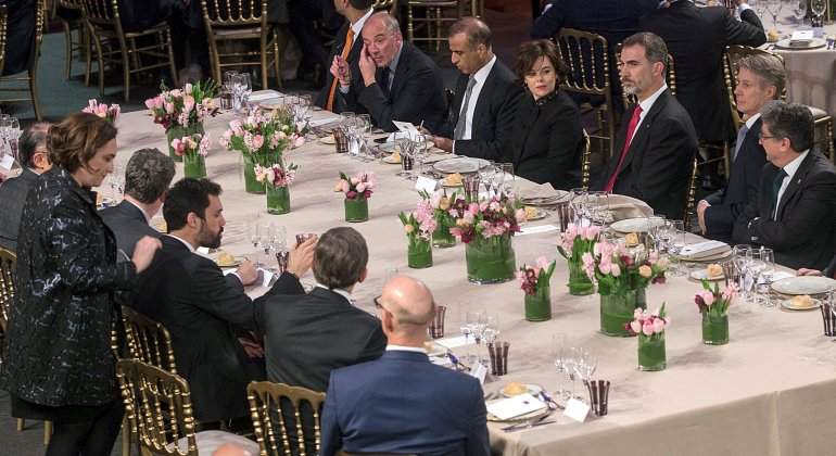 rey-soraya-colau-torrent-cena-mwc-efe.jpg