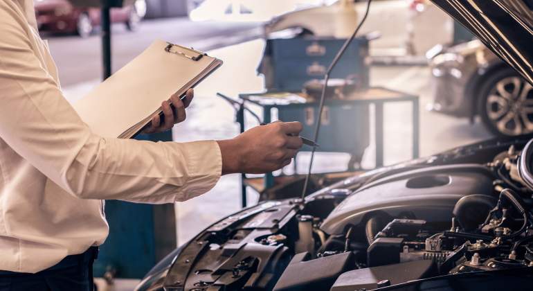 libro-taller-reparacion-coche-dgt-dreamstime.jpg
