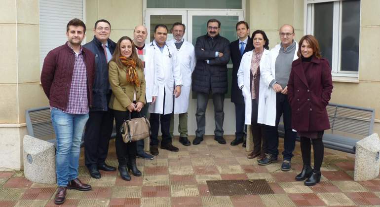 Jesus-Fernandez-San-durante-la-visita-al-Consultorio-Local-de-Castellar-de-Santiago