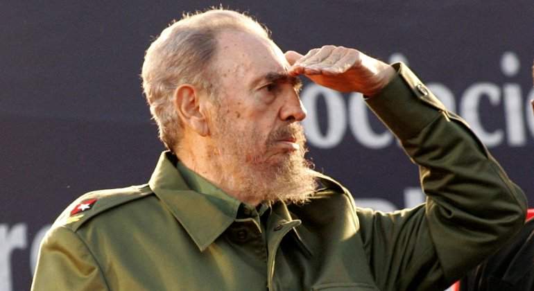 fidel-castro-saludo-reuters.jpg