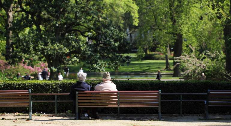 jubilados-sentados-parque-dreamstime.jpg