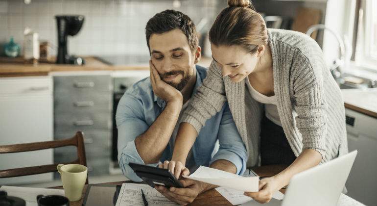 pareja-feliz-calculadora-istock.jpg