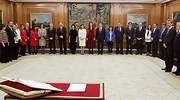 Los ministros prometen sus cargos ante el Rey en una ceremonia culminada con aplausos