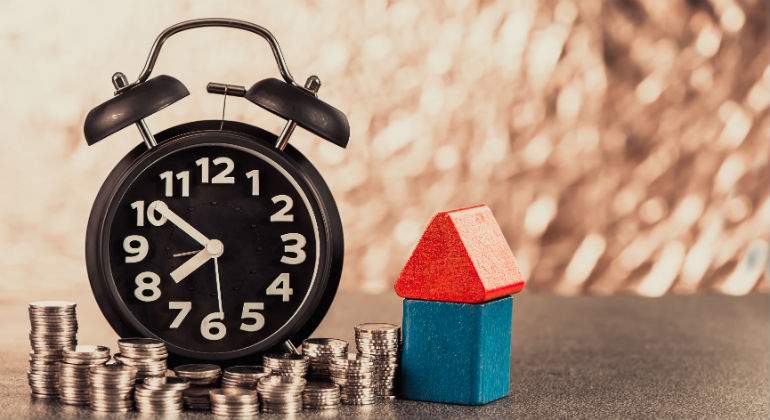 casa-reloj-monedas-dreamstime.jpg
