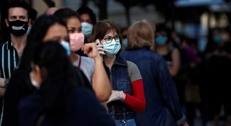 coronavirus-chica-telefono-madrid-reuters.jpg