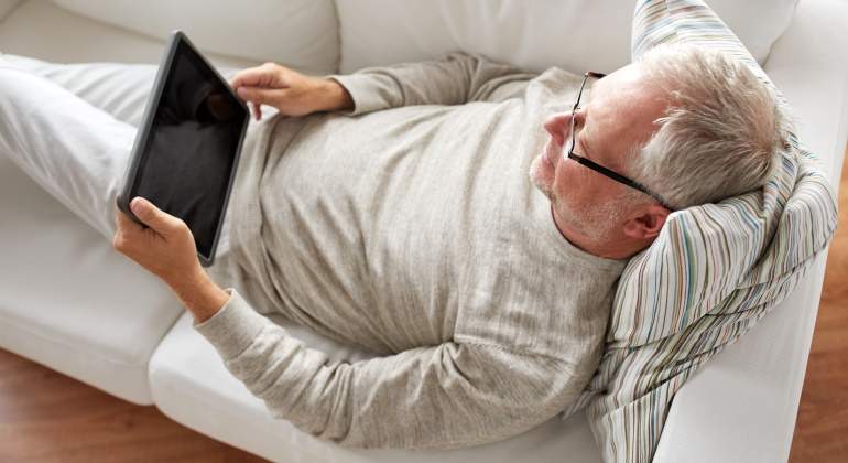 hombre-jubilado-tumbado-tablet-dreamstime.jpg