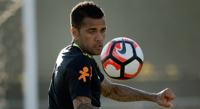 Alves-mirada-balon-entreno-brasil-2016-efe.jpg