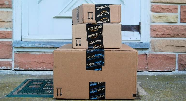 amazon-dreamstime-2.jpg