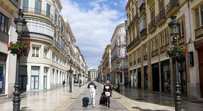 Turistas-paseando-por-una-calle-de-Malaga_Alex-Zea.jpg