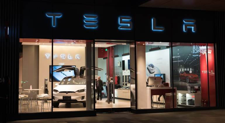 tesla-dreamstime-1.jpg