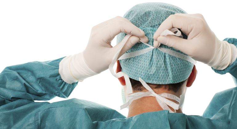 medico-mascarilla-espalda-770-istock.jpg