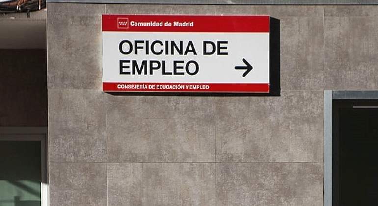 Empleo-oficina-cartel-Getty.jpg