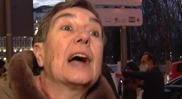 negacionista-escupe-reportero.jpg