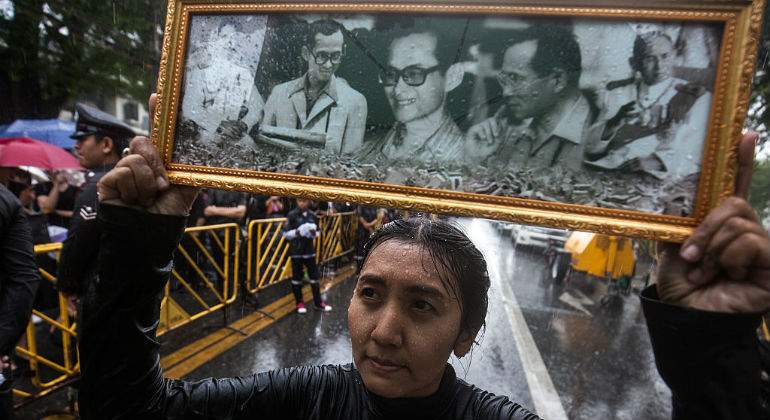 Bhumibol-homenaje.jpg