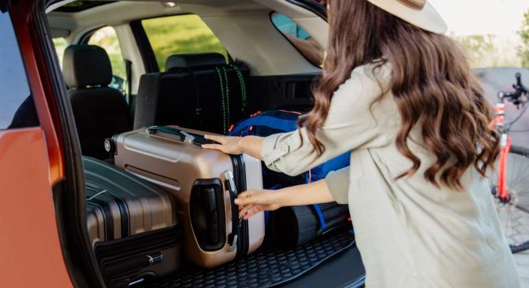 maletero-coche-equipaje-vacaciones-iStock-1297393120.jpg