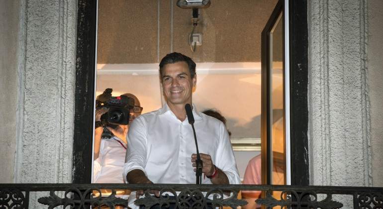 sanchez-balcon-primarias-psoe-efe.jpg
