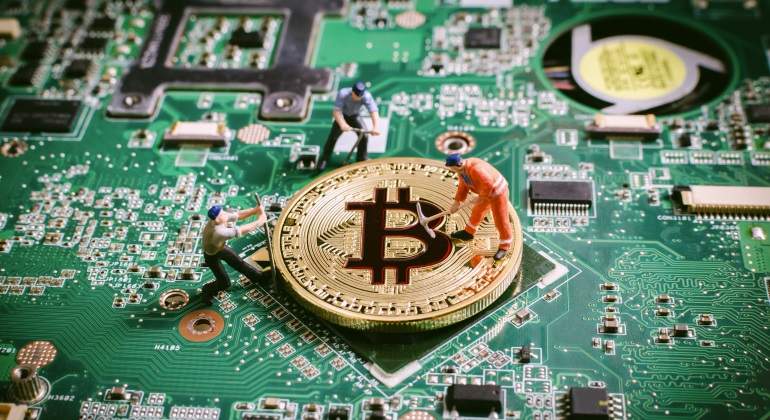 workers-mining-bitcoin.jpg