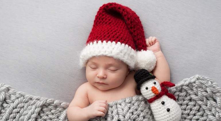 Un-bebe-recien-nacido-con-un-gorro-de-navidad-iStock.jpg