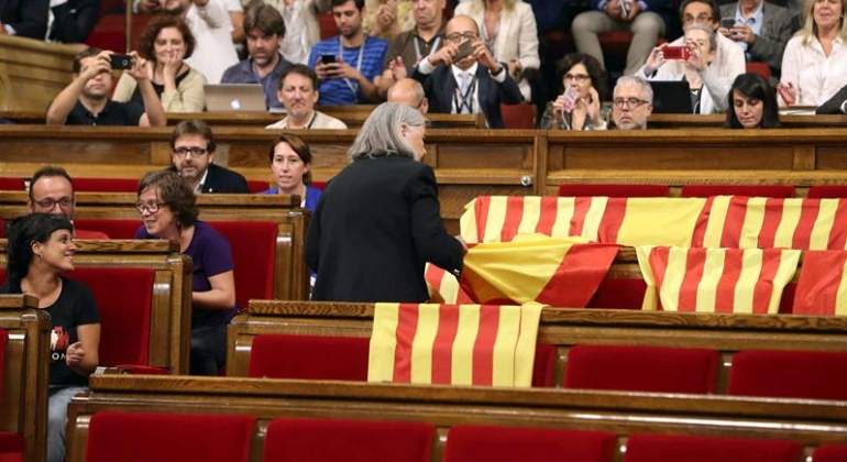 diputada-podemos-banderas-parlament-efe.jpg