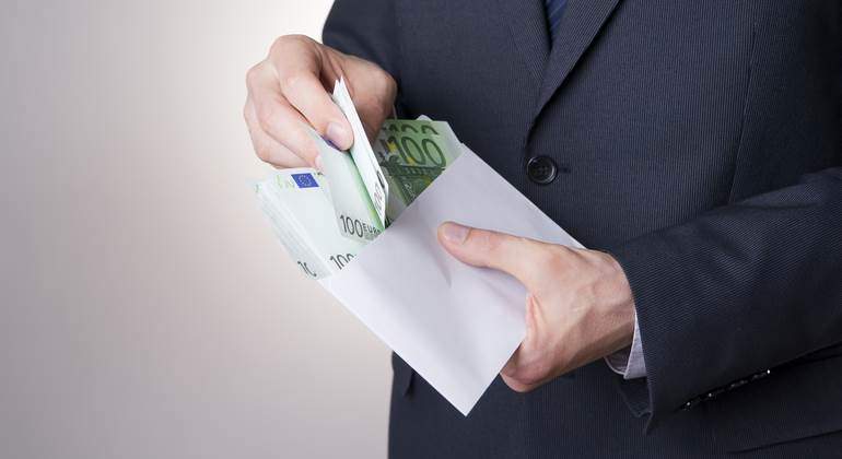sobre-dinero-euros-770-dreamstime.jpg