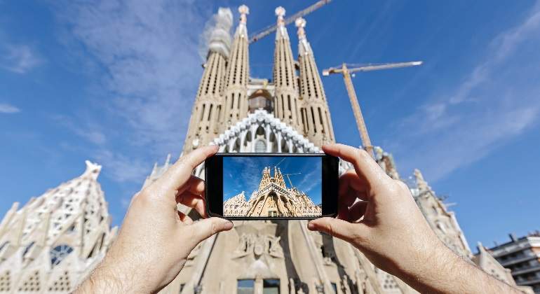 sagrada-familia-barcelona-movil-foto-turista-manos-getty-770x420.jpg