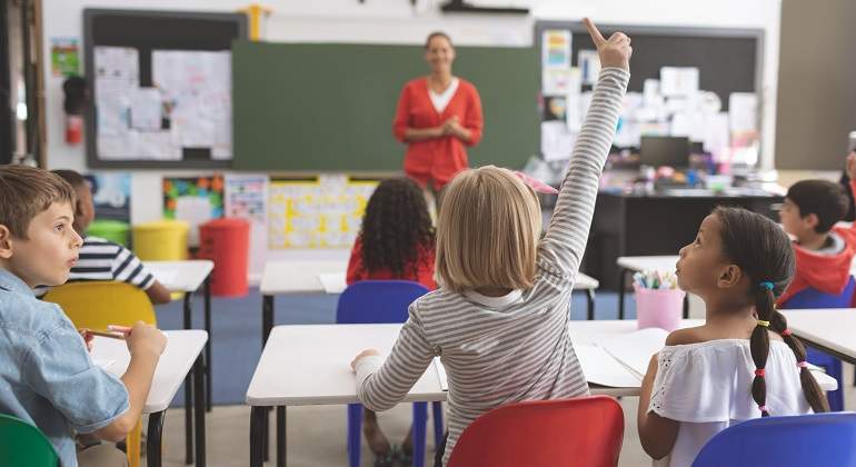 Una-nina-con-el-brazo-levantado-durante-una-clase-iStock.jpg