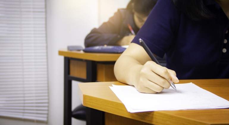 ninas-escribiendo-en-clase.jpg