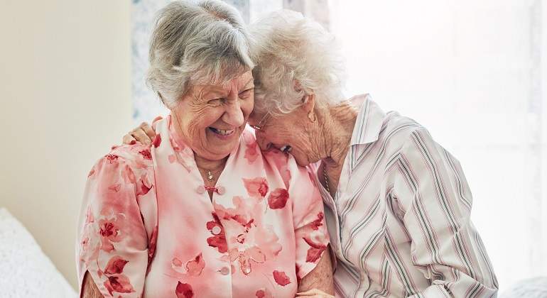Dos-mujeres-de-tercera-edad-riendose-iStock.jpg