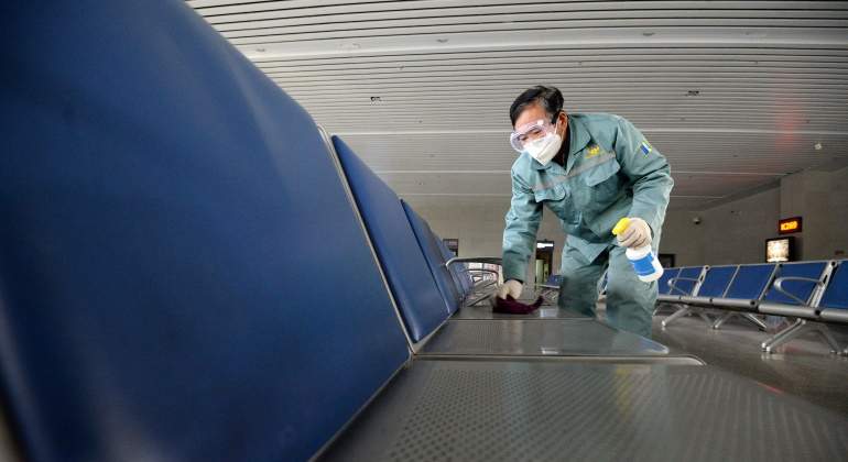 hombre-desinfecta-asiento-aeropuerto-hebei-china-getty.jpg