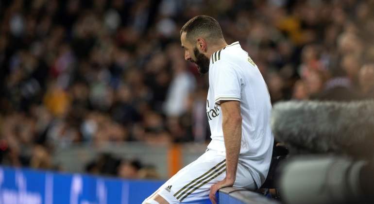 benzema-sentado-valla-lamenta-athletic-efe.jpg