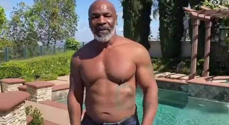 mike-tyson-pene-falso-orina-770.jpg