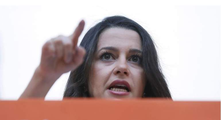 arrimadas-senala-efe.jpg