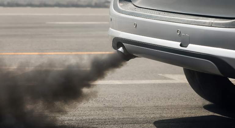 coches-tubo-escape-dreamstime.jpg