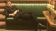 Revuelo en Reino Unido: el diputado Jacob Rees-Mogg se echa la siesta en el Parlamento durante el debate clave del Brexit