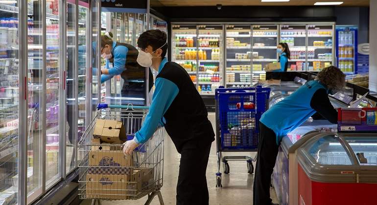 Trabajadores de un supermercado Cabrabo