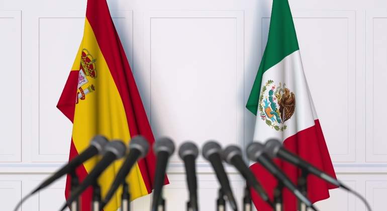 espana-mexico-banderas-microfonos-dreamstime.jpg