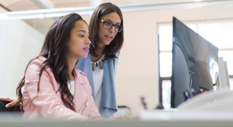 oficina-mujeres-jovenes-getty.jpg