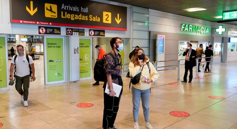 aeropuerto-viajeros-observan-recurso-ep.jpg