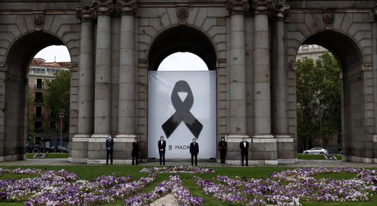 puerta-alcala-crespon-efe.jpg