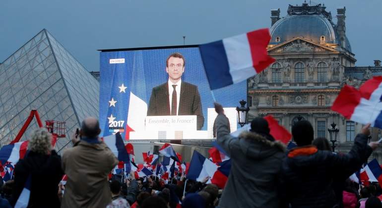macron-elecciones-banderas-reuters.jpg