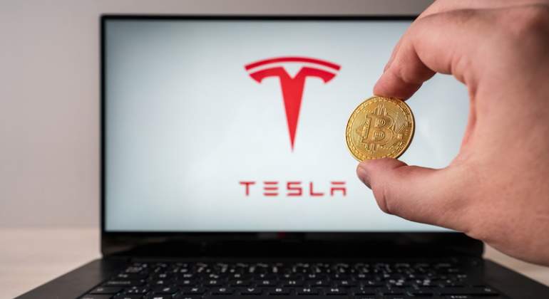 ordenador-tesla-bitcoin-dreamstime.jpg