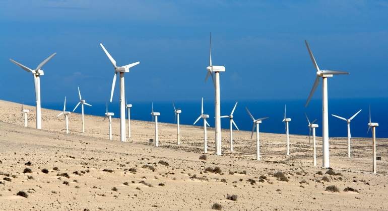 Aerogeneradores desplegados en una superficie rida