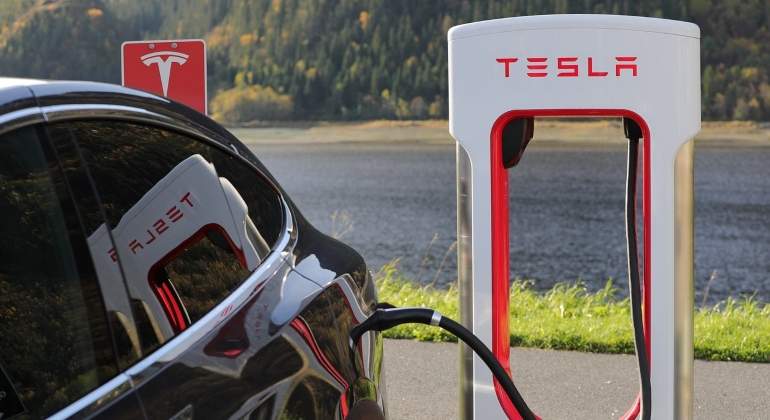 tesla-1738969_1280-1.jpg