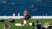 Aforo del 30% y reservas para bañarse: el polémico protocolo para abrir las piscinas