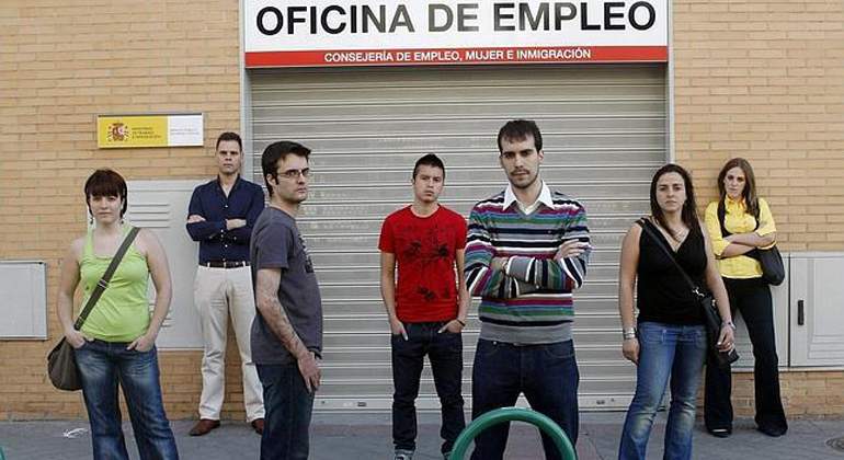 jovenes parados.jpg
