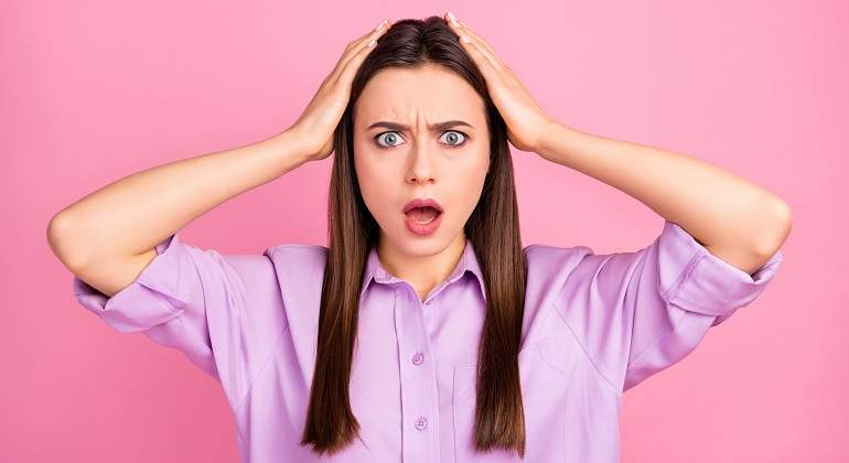Una-mujer-con-camisa-rosa-con-la--boca-abierta-iStock.jpg
