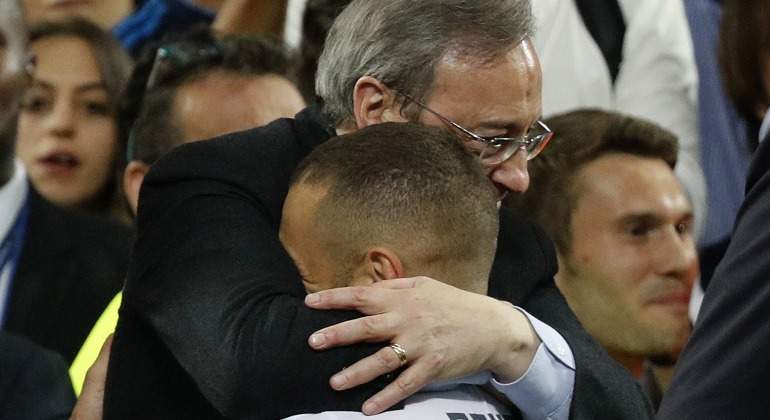 Florentino-Abraza-Benzema-2016-EFE.jpg