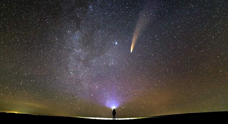 Persona-mirando-un-cielo-totalmente-estrellado-iStock.jpg
