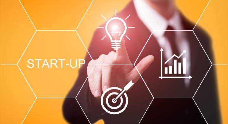startup-mano-colmena-naranja-770-dreamstime.jpg